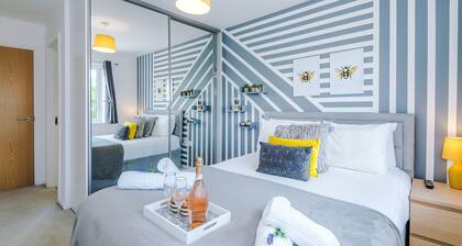 Perfect Riverside Home in Manchester Free Parking