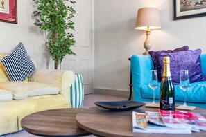 House - Chic 2BR Duplex Home W London With Private Patio (London)