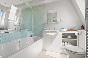 House - Chic 2BR Duplex Home W London With Private Patio (London)