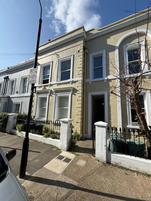 House - Chic 2BR Duplex Home W London With Private Patio (London)