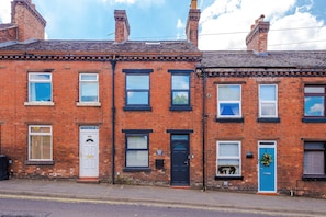 House | 3 bedrooms, desk, Internet - Cozy 3-bed Home Perfect for Business Groups (Leek)