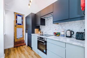 House - Cozy 3-bed Home Perfect for Business Groups (Leek)