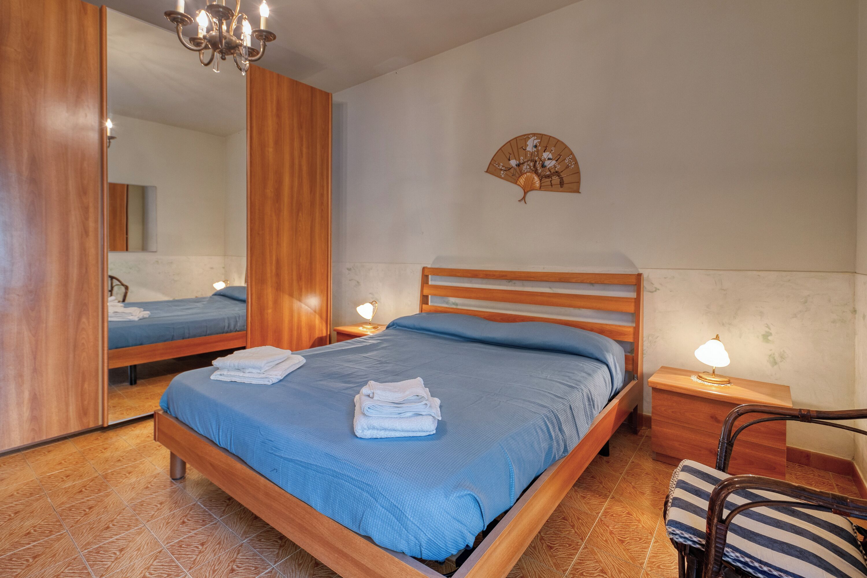 2 habitaciones, escritorio, tabla de planchar con plancha y wifi gratis 