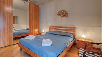 2 habitaciones, escritorio, tabla de planchar con plancha y wifi gratis