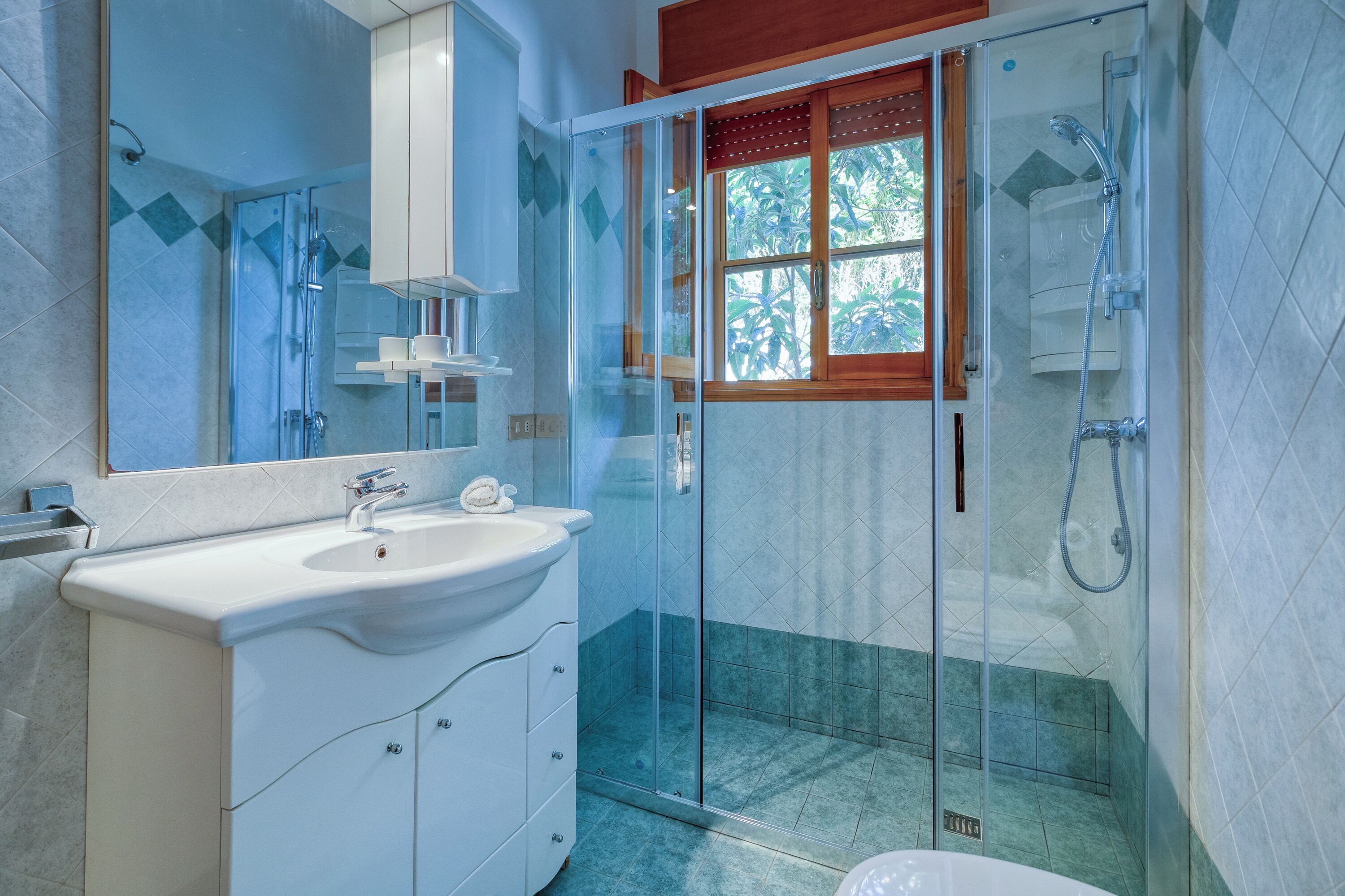 Douche, sèche-cheveux, bidet, serviettes fournies