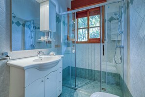 Douche, sèche-cheveux, bidet, serviettes fournies