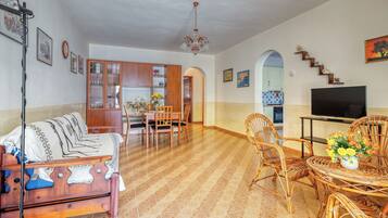 Smart TV, fireplace, books, stereo