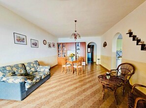 Una Smart TV, una chimenea, libros, un reproductor estéreo