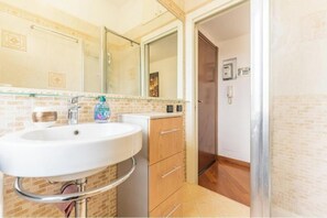 Hair dryer, bidet, towels, soap - AP1 - Elegant and Cozy Apartment in the Heart of Milan (Milano)