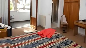 Standard-Doppelzimmer, Balkon | Schreibtisch