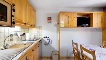Een koelkast, een magnetron, een oven, een kookplaat