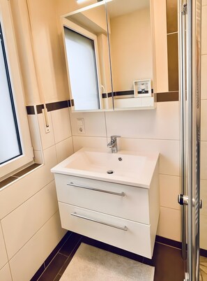 Bathroom - Fewo Sauerland_Ostwig Nature Ruhr Valley Biking Hiking Winter Sports & Workation (Bestwig)