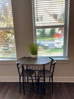 Dining - Modern Cozy Stay in Charlotte
Free Parking + Great Location (Charlotte)