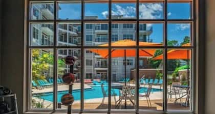Modern Cozy Stay in Charlotte
Free Parking + Great Location