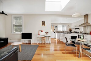 Unclassified image, 3 of 11, button - Welcome Cottage - Wi-Fi and On Street Parking (Invermay)