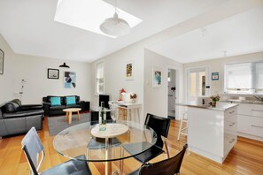 Unclassified image, 5 of 11, button - Welcome Cottage - Wi-Fi and On Street Parking (Invermay)