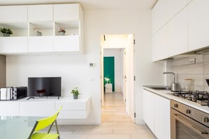 Huoneisto, parveke, näköala pihalle | Yksityinen keittiö | Jääkaappi, liesi, espressokone, vedenkeitin