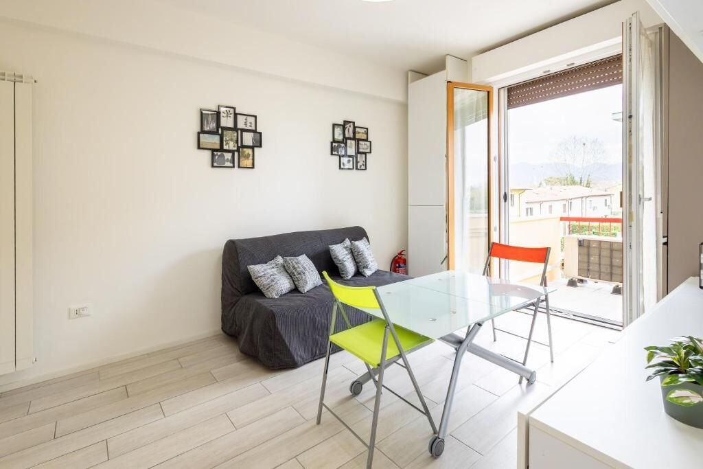 Appartement, balkon, uitzicht op de binnenplaats | Woonruimte | Flatscreentelevisie