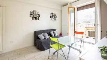 Appartement, balkon, uitzicht op de binnenplaats | Woonruimte | Flatscreentelevisie