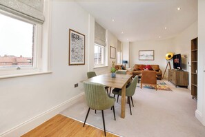 Dining - The Hunter Suite - York City Centre, Free Parking (York)