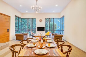 Villa Deluxe, balcón | Restaurantes