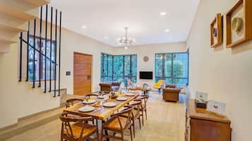 Villa Deluxe, balcón | Restauración