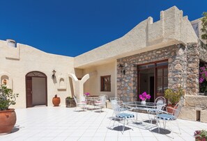 Outdoor dining - Hotel Abatis (Agistri)