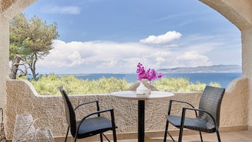 Dobbeltværelse med dobbeltseng eller 2 enkeltsenge - balkon - havudsigt