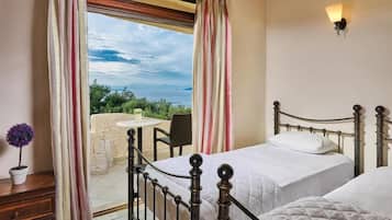 Dobbeltværelse med dobbeltseng eller 2 enkeltsenge - balkon - bjergudsigt