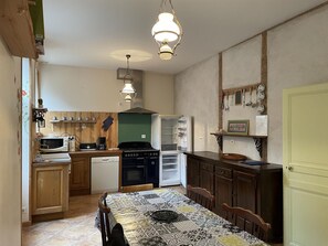 Kylskåp, mikrovågsugn och diskmaskin