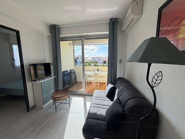 TV - Apartment with parking, sea view - 4 guests (Narbonne)