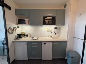 Refrigerador, microondas, cafetera y tetera y tostadora 