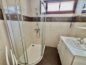 Bathroom - Bright apartment, terrace, private parking (Le Lavandou)
