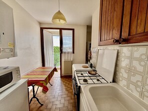 Fridge, microwave, oven, dishwasher - Bright apartment, terrace, private parking (Le Lavandou)