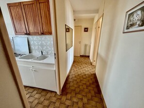 Interior - Bright apartment, terrace, private parking (Le Lavandou)