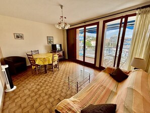 TV - Bright apartment, terrace, private parking (Le Lavandou)