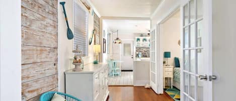 Casa, 1 letto queen con divano letto, idromassaggio, vista giardino (Hot Tub Tideaway) | Area soggiorno