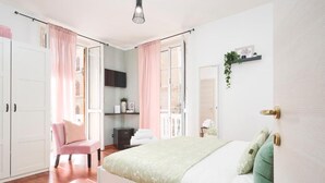 A bedroom with a bed, a chair, a desk, and a wardrobe. - Hotiday La Spezia Quiet Night (La Spezia)