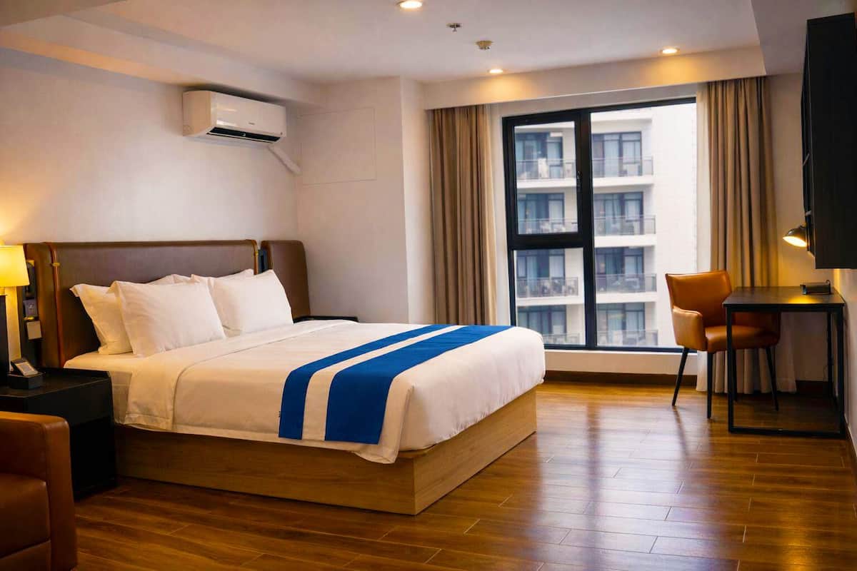 Deluxe King Room | Safe på rommet, skrivebord, wi-fi (inkludert) og sengetøy