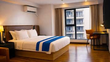 Deluxe King Room | Peti besi dalam bilik, meja, Wi-fi percuma, cadar katil