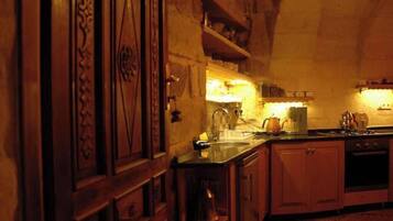 Una cocina con gabinetes de madera, un lavamanos y una estufa.