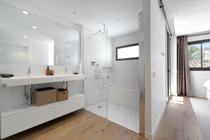 Shower, hair dryer, towels - Paula Lemac | Stylish El Higueron Apartment with Sea Views, Spacious Terrace & Comfort (Fuengirola)