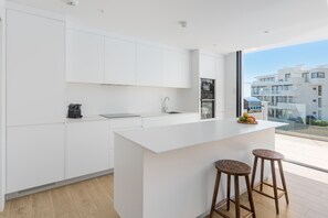Kühlschrank, Mikrowelle, Ofen, Geschirrspüler