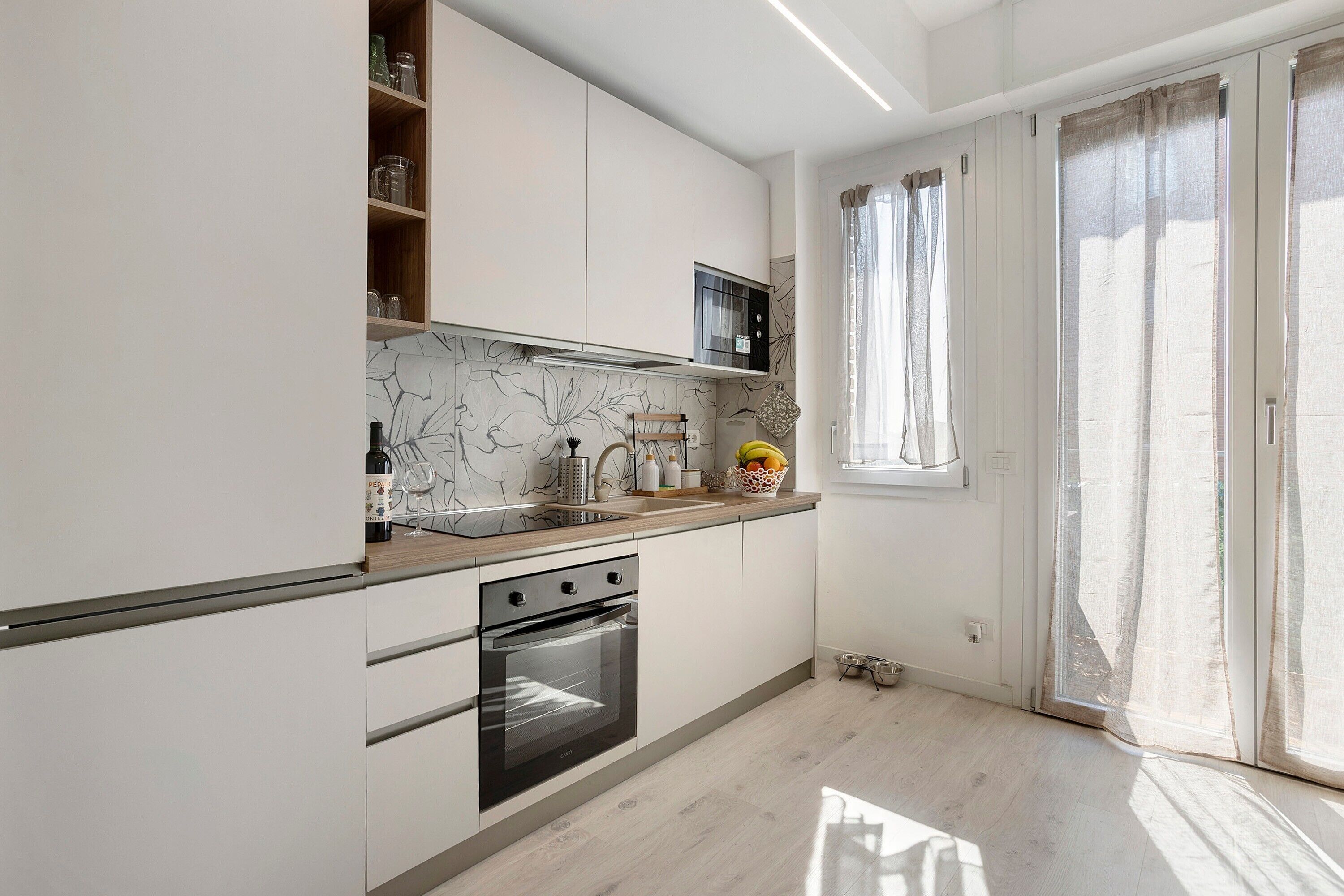 Frigorifero, microonde, forno, piano cottura