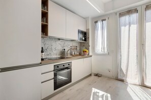Een koelkast, een microgolfoven, een oven, een kookplaat
