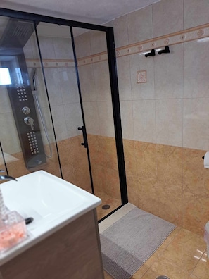 Dusche, Haartrockner, Handtücher, Seife
