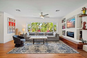 Casa, varias camas, acceso a la alberca, vista al jardín (Coastal Haven) | Área de sala de estar