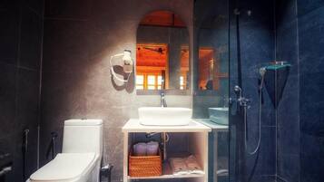 Articles de toilette gratuits, sĂšche-cheveux, serviettes fournies, savon