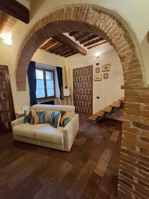 Interior - Il Pacchiarotto-Medieval Walls (Casole d'Elsa)