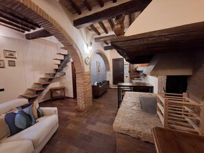 Interior - Il Pacchiarotto-Medieval Walls (Casole d'Elsa)